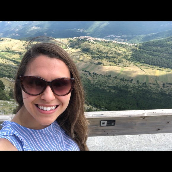 Meet your Posher, Nicole - Picture 1 of 1